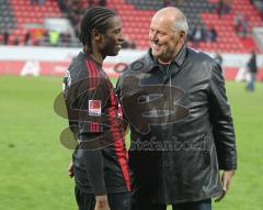 2.Liga - FC Ingolstadt 04 - VfL Bocum 3:0 - Peter Jackwerth gratuliert Caiuby