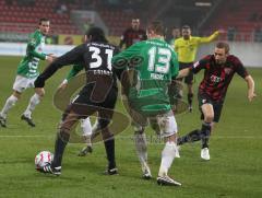 2.Liga - FC Ingolstadt 04 - Greuther Fürth 0:2 - Moritz Hartmann will den Ball von Francisco da Silva Caiuby