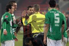 2.Liga - FC Ingolstadt 04 - Greuther Fürth 0:2 - Stefan Leitl Streit mit dem Schiedsrichter
