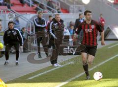 2.Liga - FC Ingolstadt 04 - Armenia Bielefeld 1:0 - Markus Karl im Angrif links die Trainer Möhlmann und Kmetsch