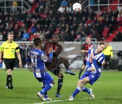 2.Liga - FC Ingolstadt 04 - Hertha BSC Berlin 1:1 - Edson Buddle zieht ab und trifft Roman Hubnik voll im Gesicht