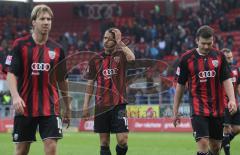 2.Liga - FC Ingolstadt 04 - FSV Frankfurt 0:1 - Die Schanzer geschlagen am Boden gehen vom Platz. Moise Bambara fasst sich an den Kopf