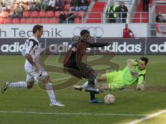 2.Liga - FC Ingolstadt 04 - Armenia Bielefeld 1:0 - Edson Buddle scheitert am Torhüter Dennis Eilhof