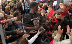 2.Liga - FC Ingolstadt 04 - Saisonabschlußfeier - Edson Buddle Autogramme
