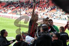 2.Liga - FC Ingolstadt 04 - FC Erzgebirge Aue - 0:0 - Stefan Leitl mit dem Megaphon zum HUMBA in den Fans