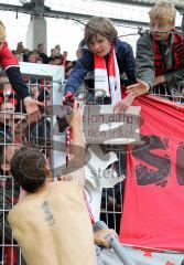 2.Liga - FC Ingolstadt 04 - VfL Osnabrück - Stefan Leitl verschenkt sein Trikot, das versprochen war