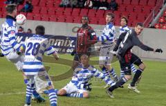 2.Liga - FC Ingolstadt 04 - MSV Duisburg 1:1 - Edson Buddle zieht ab aufs Tor - vorne Malte Metzdelder