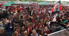 2.Liga - FC Ingolstadt 04 - Saisonabschlußfeier - Fans Fahnen Jubel