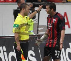 2.Liga - FC Ingolstadt 04 - Oberhausen 1:2 - Andreas Görlitz diskutiert mit dem Linienrichter