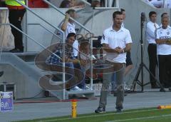 2.Liga - FC Ingolstadt 04 - FC Augsburg - 1:4 - Trainer Michael Wiesinger schreit in Feld. Dahinter der verletzte Kapitän Stefan Leitl