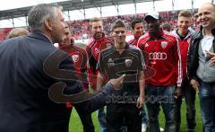 2.Liga - FC Ingolstadt 04 - Vfl Osnabrück 0:1 - Harald Gärtner gratuliert Trainer Joe Albersinger zum Aufstieg in die Regionlaliga Süd