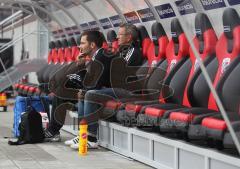 2.Liga - FC Ingolstadt 04 - FSV Frankfurt 0:1 - Trainer Michael Wiesinger vor dem Spiel auf der leeren Spielerbank