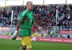 2.Liga - FC Ingolstadt 04 - SC Paderborn - 1:2 - Torwart Sascha Kirschstein wird von den Fans beschimpft als er vom Platz geht