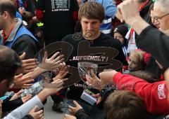 2.Liga - FC Ingolstadt 04 - Saisonabschlußfeier - Andreas Buchner Fans Autogramme