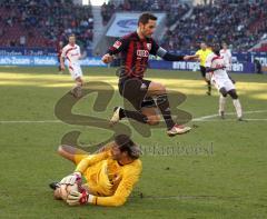 2.Liga - FC Augsburg - FC Ingolstadt 0:2 - Stefan Leitl kommt zu spät, Torwart Simon Jentzsch ist schneller