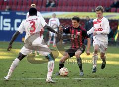 2.Liga - FC Augsburg - FC Ingolstadt 0:2 - Andreas Buchner unter Bedrängnis, rechts Stefan Hain links Gibril Sankoh