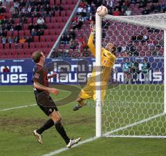 2.Liga - FC Augsburg - FC Ingolstadt 0:2 - Moritz Hartmann ist zu spät, Simon Jentzsch rettet den Ball
