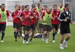 2.Liga - FC Ingolstadt 04 - Andreas Görlitz trainiert zum ersten Mal mit der Mannschaft, vorne Trainer Stefan Schaidnagel