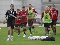 2.Liga - FC Ingolstadt 04 - Andreas Görlitz trainiert zum ersten Mal mit der Mannschaft, vorne Trainer Stefan Schaidnagel