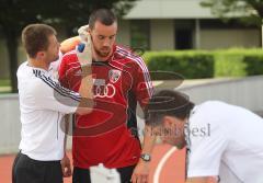 2.Liga - FC Ingolstadt 04 - Laktat-Test - Trainer Stefan Schaidnagel nimmt Malte Metzelder Blut