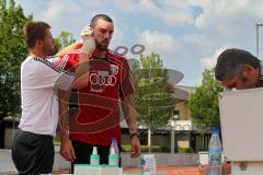 2.Liga - FC Ingolstadt 04 - Laktat-Test - Trainer Stefan Schaidnagel nimmt Malte Metzelder Blut