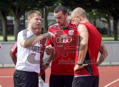 2.Liga - FC Ingolstadt 04 - Laktat-Test - Trainer Stefan Schaidnagel erklärt den Test. Malte Metzelder und Sascha Kirschstein