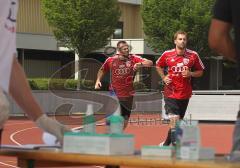 2.Liga - FC Ingolstadt 04 - Laktat-Test - Exakte Zeit laufen, Steffen Wohlfarth und Sebastian Hofmann kontrollieren die Uhr