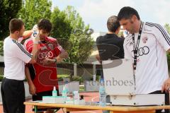 2.Liga - FC Ingolstadt 04 - Laktat-Test - Trainer Stefan Schaidnagel nimmt Markus Karl Blut, rechts Trainer Uwe Wolf