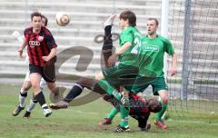 FC Ingolstadt 04 II - TSV Großbardorf - Kampf auf der Linie, Serge Yohoua rechts kommt nicht hin, Fallrückzieher. links Karl-Heinz Lappe