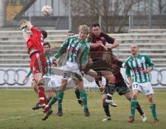 Bayernliga - FC Ingolstadt 04 II - Schalding - mitte Karl-Heinz Lappe steigt auf, hinten wartet Marcel Hagmann und erzielt das 2:1