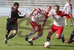 Bayernliga - FC Ingolstadt 04 II - TSV Aindling - Manuel Ott und rechts Tobias Völker und Lukas Kling