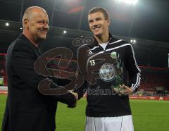 Audi Sportpark Eröffnung - Peter Jackwerth übergibt dem Sieger den Pokal