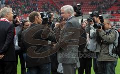 Audi Sportpark Eröffnung - Horst Seerhofer umringt von Fotografen beim Interview