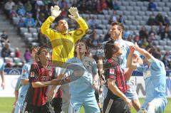 2.BL - 1860 München - FC Ingolstadt 04 - 4:1 - Eckball Ralph Gunesch und Marino Biliskov kommen nicht zum Ball, Torwart Gabor Kiraly steigt hoch