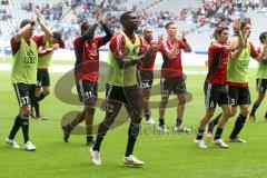 2.BL - 1860 München - FC Ingolstadt 04 - 4:1 - Das Team vor dem Spiel, grüßt die Fans