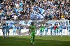 2.BL - 1860 München - FC Ingolstadt 04 - 4:1 - Schwerer Gang zu den Fans, Ramazan Özcan, hinten feiern die Löwen bei den Fans