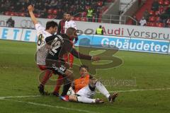 2.BL - FC Ingolstadt 04 - Union Berlin - 3:3 - Ahemd Akaichi im Clinch mit dem Torwart jan Glinker