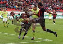 2.Liga - FC Ingolstadt 04 - Erzgebirge Aue - 0:0 - kommen zu spät, links Edson Buddle und rechts Caiuby. mitte Kevin Schlitte