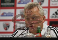 2.Liga - FC Ingolstadt 04 - VfL Bochum 3:5 - Enttäuschung, Benno Möhlmann ind er Pressekonferenz