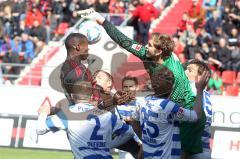 2.BL - FC Ingolstadt 04 - MSV Duisburg - 1:1 - Jose-Alex Ikeng kommt mit den Kopf an den Ball. Torwart Felix Wiedwald boxt weg