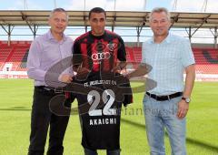 2.Liga - FC Ingolstadt 04 - Vorstellung des neuen Stürmers - Ahmed Akaichi aus Tunesien. Links Harald Gärtner und rechts Trainer Benno Möhlmann
