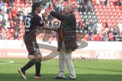 2.BL - FC Ingolstadt 04 - SC Paderborn - Peter Jackweth gratuliert Marino Biliskov zum Geburtstag Jubel Sieg