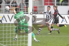 2.BL - FC Ingolstadt 04 - FC St. Pauli 1:0 - Torschuß von Andreas Buchner, mitte Ralph Gunesch