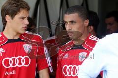 2.Liga - FC Ingolstadt 04 - FSV Frankfurt 1:1 - Manuel Hartmann und Ahmed Akaichi vor dem Spiel