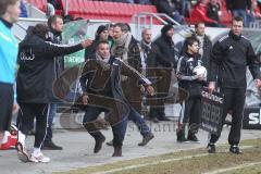 2.BL - FC Ingolstadt 04 - Greuther Fürth 0:0 - Trainerbank springt auf und beschwert sich laut. Dadurch muss Trainer Oral auf die Tribüne