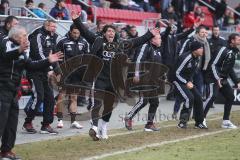 2.BL - FC Ingolstadt 04 - Greuther Fürth 0:0 - Trainerbank springt auf und beschwert sich laut. Dadurch muss Trainer Oral auf die Tribüne