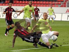 2.Liga - FC Ingolstadt 04 - Erzgebirge Aue - 0:0 - Edson Buddle trifft den Ball nicht richtig und Thomas Paulus stört