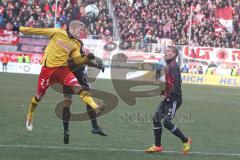 2.BL - FC Ingolstadt 04 - Fortuna Düsseldorf 1:1 - Leonhard Haas sieht von den Berg beim Kopfball zu