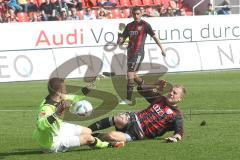 2.BL - FC Ingolstadt 04 - SC Paderborn - Adam Nemec stößt mit Torwart Lukas Kruse zusammen