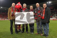 FC Ingolstadt 04 - Eintracht Braunschweig - 0:1 - Audi Spendenübergabe 30.000 Euro - von links, Klaus Kabey (terre des hommes – Regionskoordinator für Bayern), Schanzie (Maskottchen), Klaus Schweiger (Personalleiter Ingolstadt), Peter Mosch (Vorsitzender 